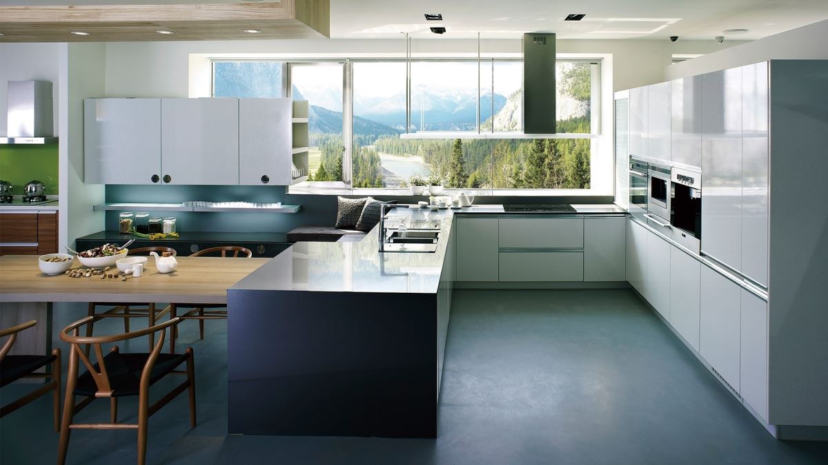 麗芙 LIV 融合現代北歐設計,窗邊開放式鋁架結合透光與裝飾性;更有開放式層架系統和鐵件洞洞板可以結合收納與盆栽吊掛機能,邀請自然進入室內。