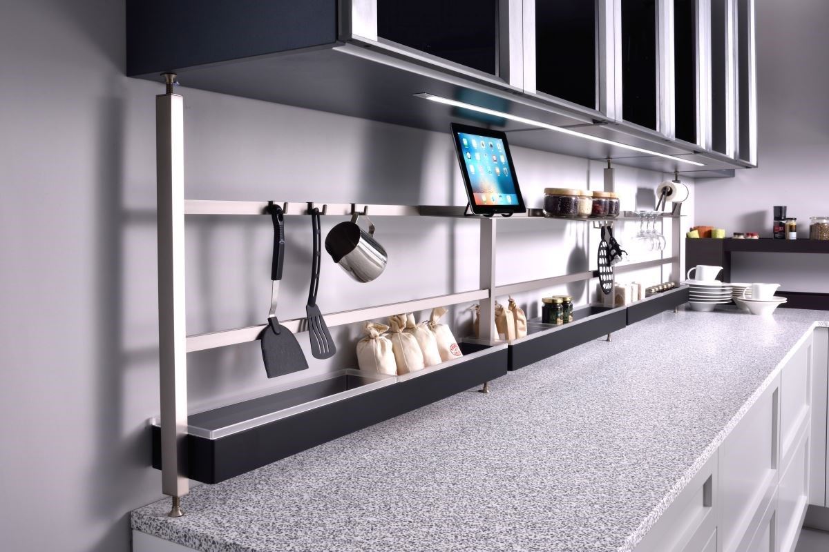 極光吊櫃搭配天地掛件組,利用折門高調櫥櫃活化難用的轉角空間,以及載重滑盤讓烤箱、電鍋等家電使用更為便利。