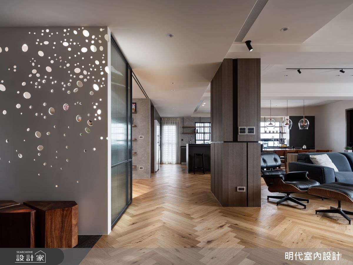 玄關以訂製的牆面宛如宇宙星河,背光穿透綻放熠熠星光