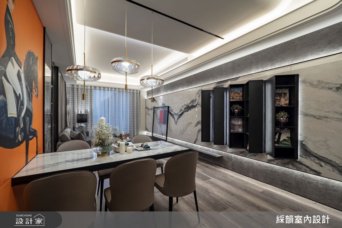 在這個 60 坪的精品現代宅中，從步入玄關開始，黑白交