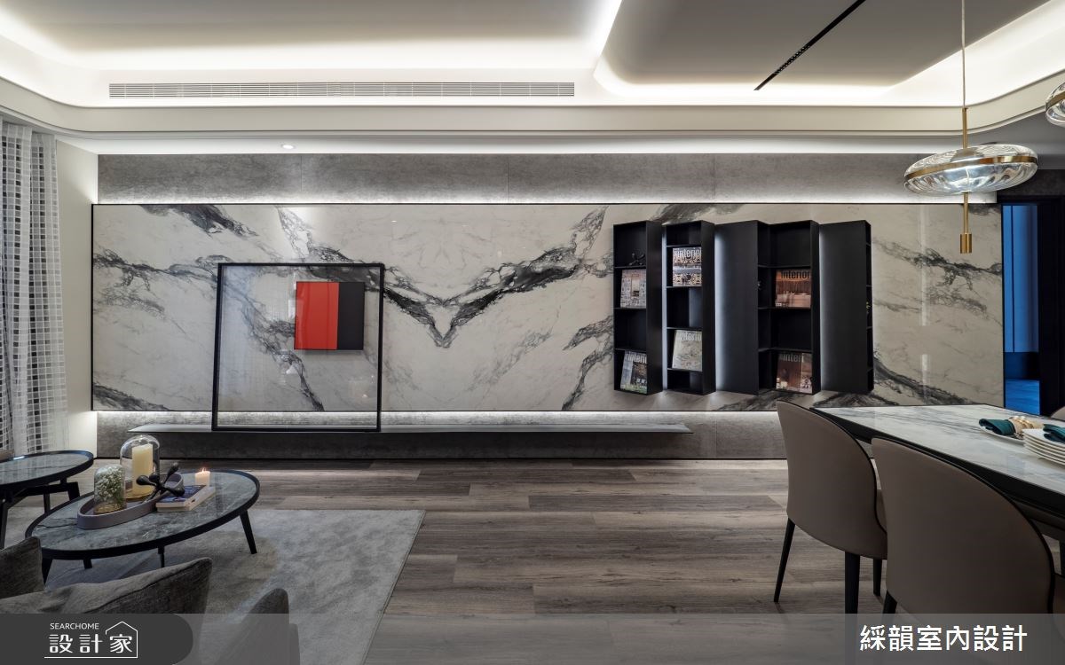 在這個 60 坪的精品現代宅中，從步入玄關開始，黑白交