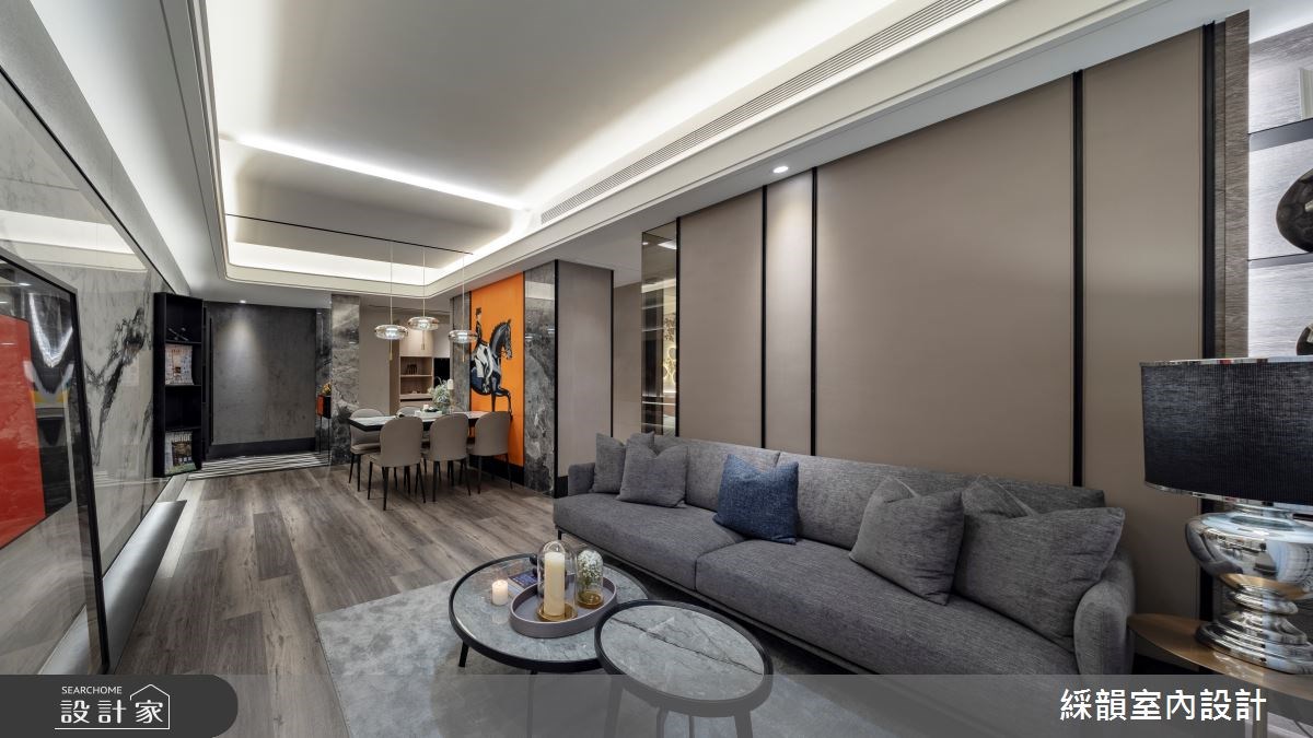 在這個 60 坪的精品現代宅中，從步入玄關開始，黑白交