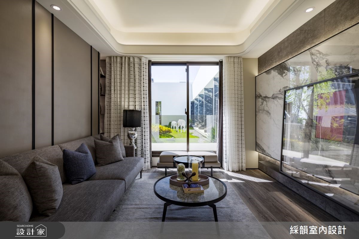在這個 60 坪的精品現代宅中，從步入玄關開始，黑白交
