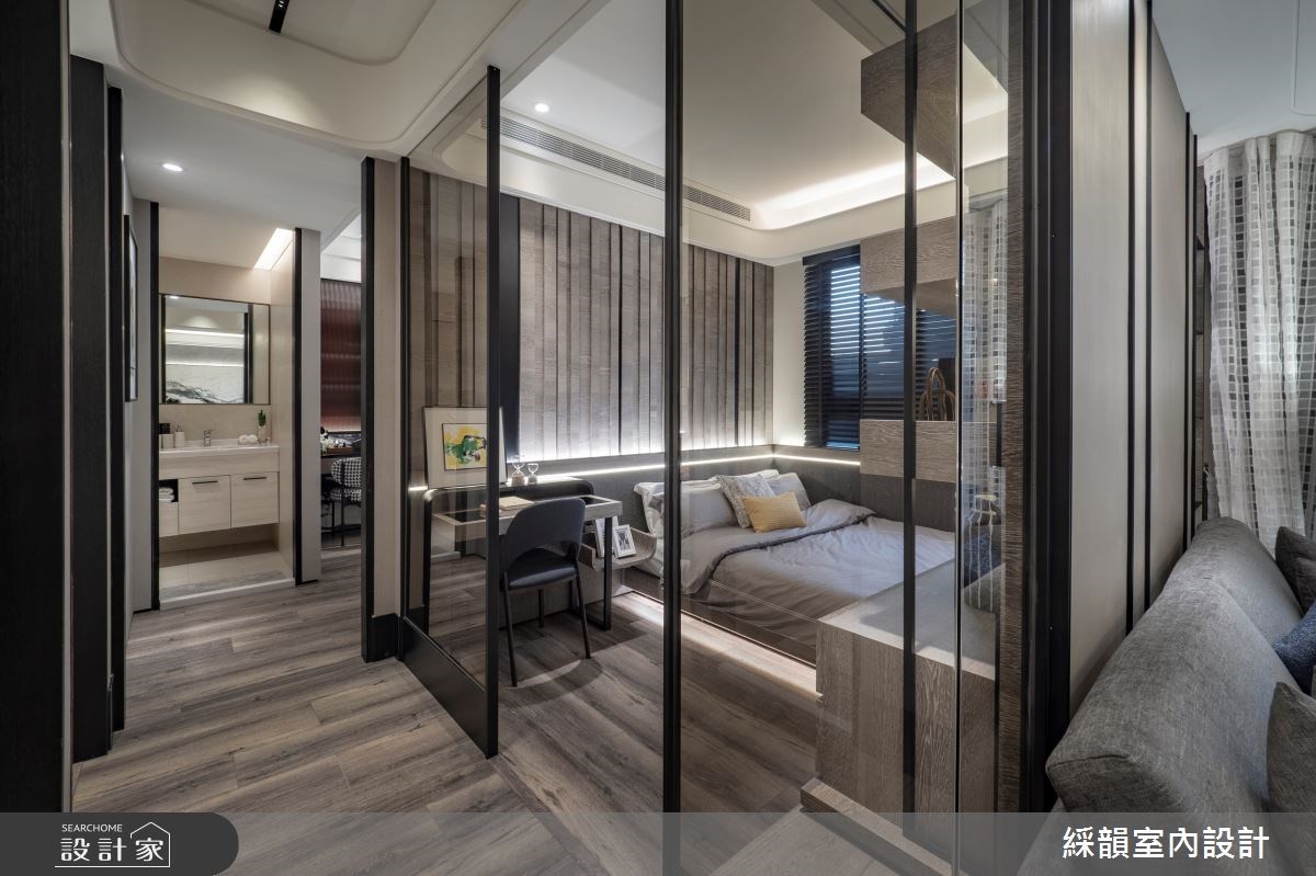 在這個 60 坪的精品現代宅中，從步入玄關開始，黑白交