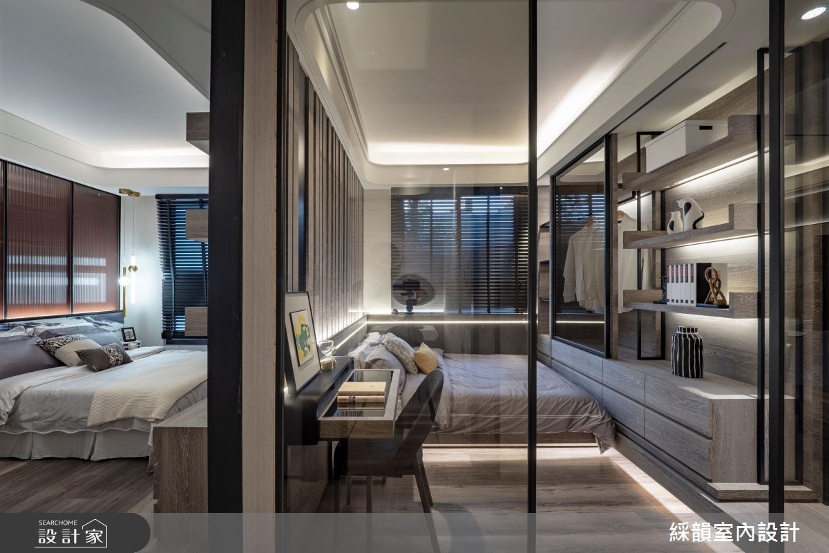 在這個 60 坪的精品現代宅中，從步入玄關開始，黑白交