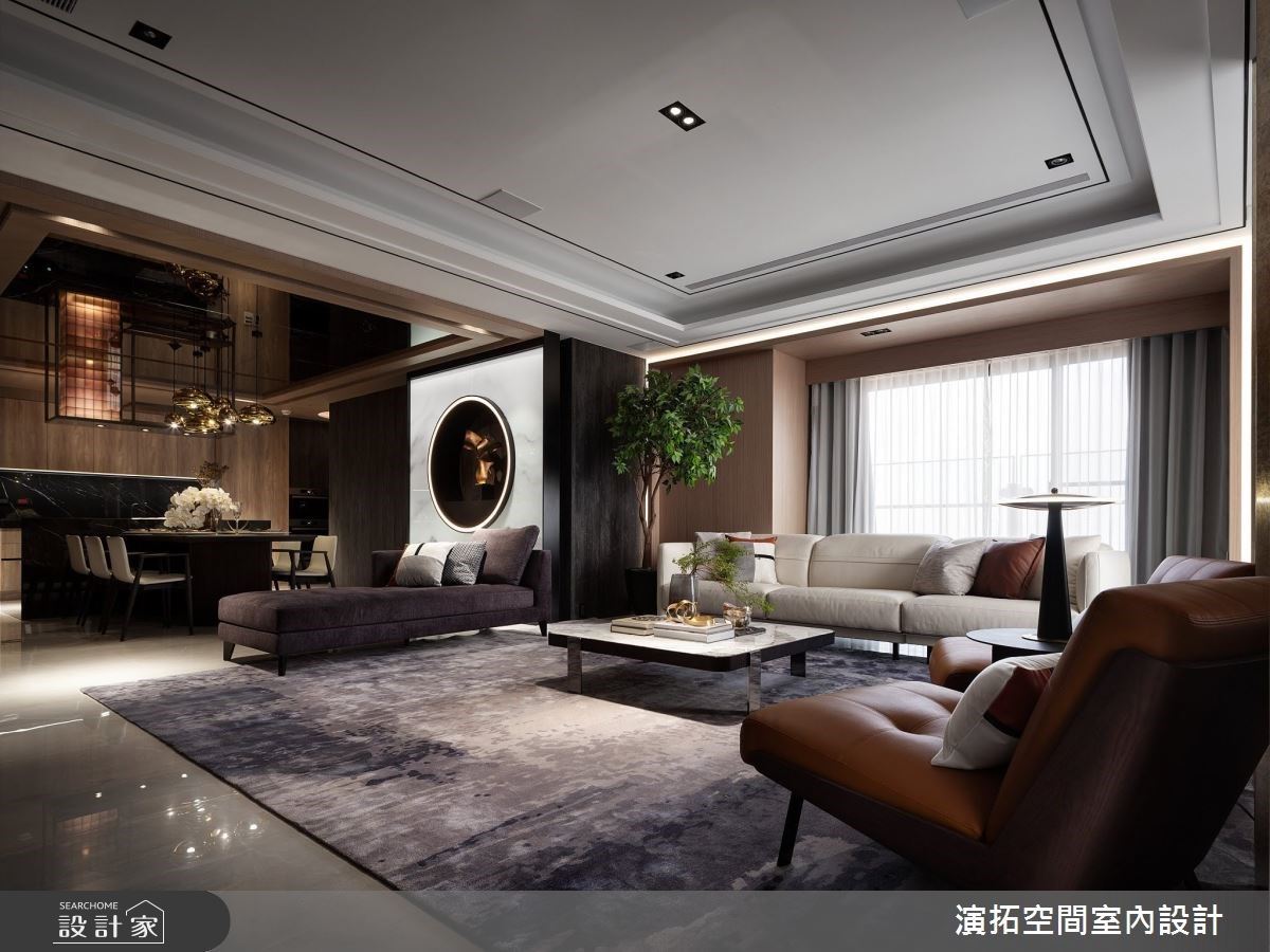 本案位在高雄的指標性建築，大樓下方為國際級精品酒店