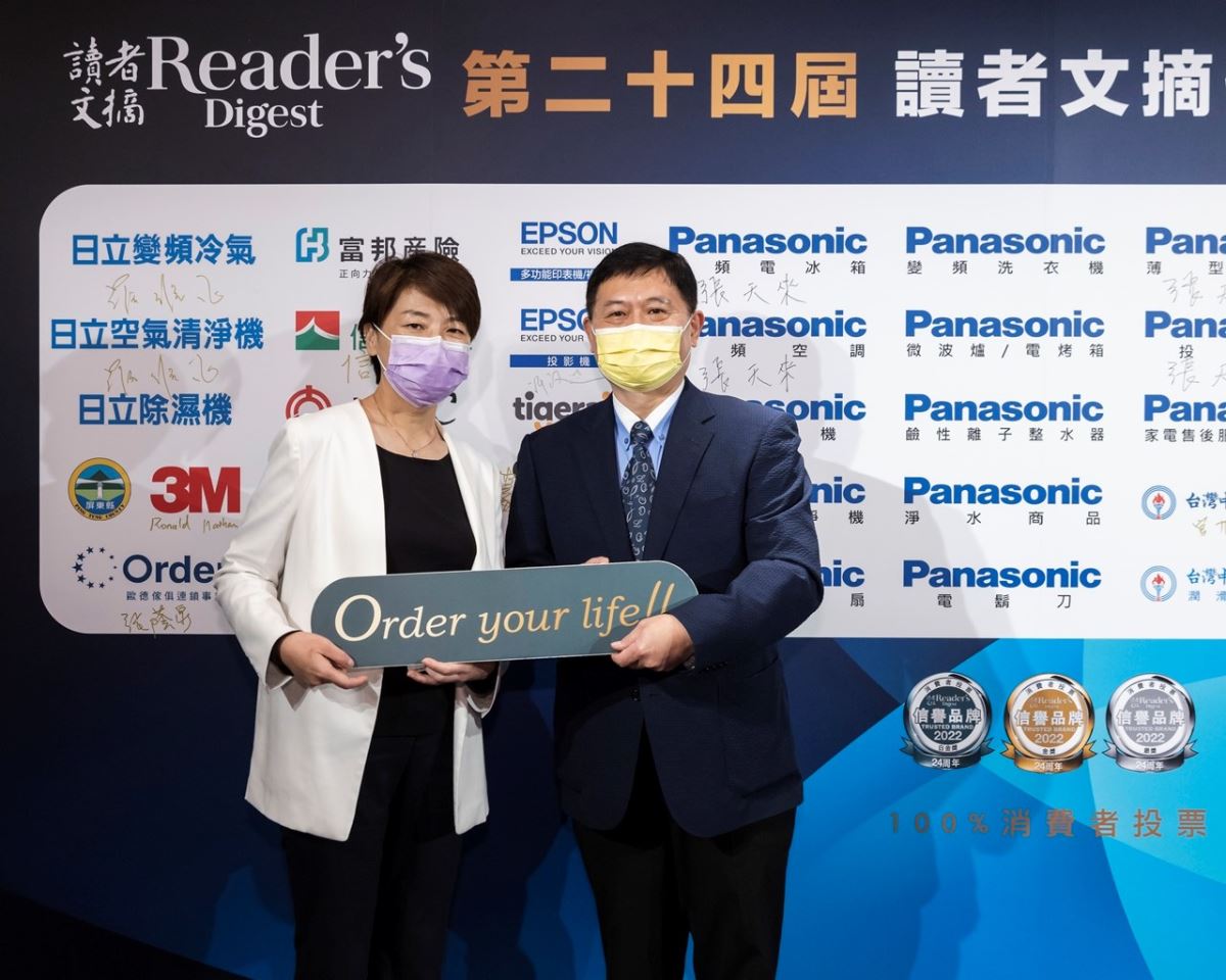 台北市副市長黃珊珊(左)恭賀歐德獲信譽品牌肯定,與歐德傢俱策略長張蔭泉(右)開心合影。