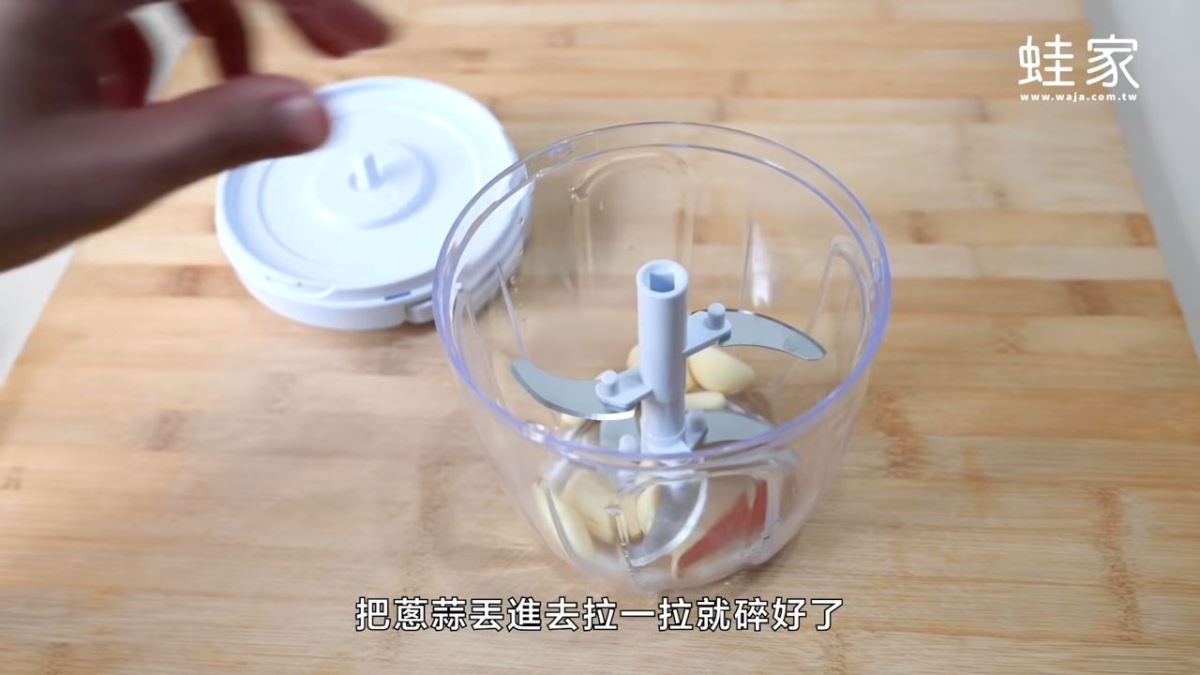 推薦買這款「手拉式碎末器」,只要把食物丟進去拉一拉就好,差不多的價錢還更好用。