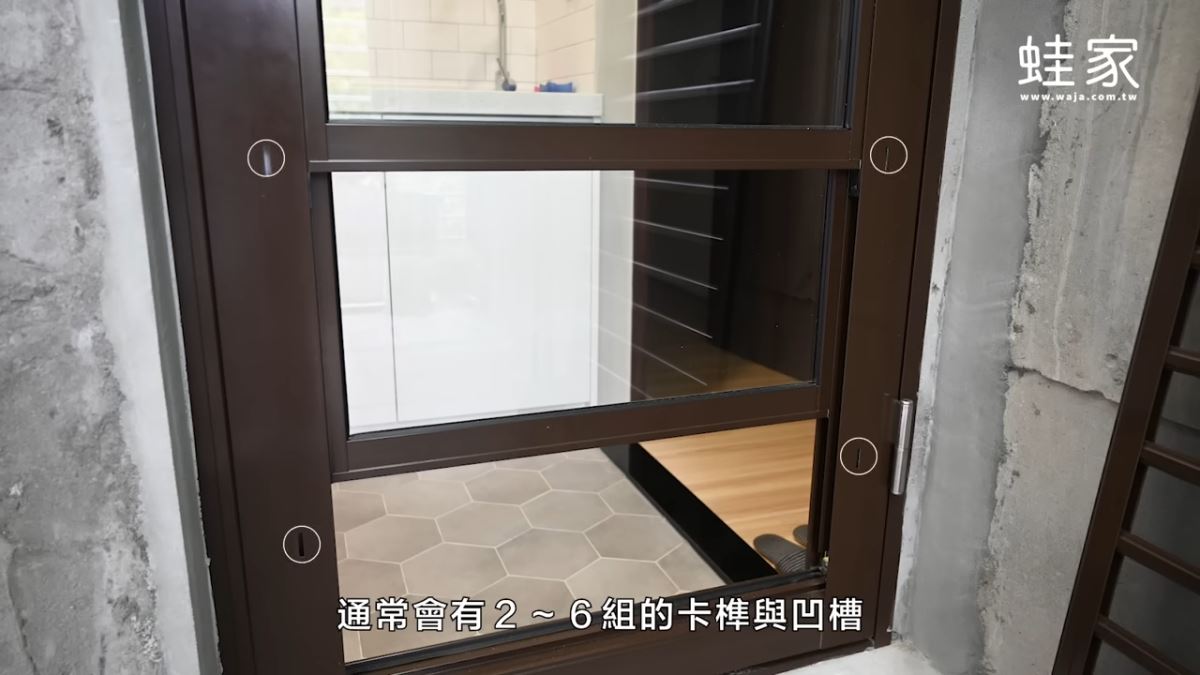 裝回時要注意對齊卡榫。