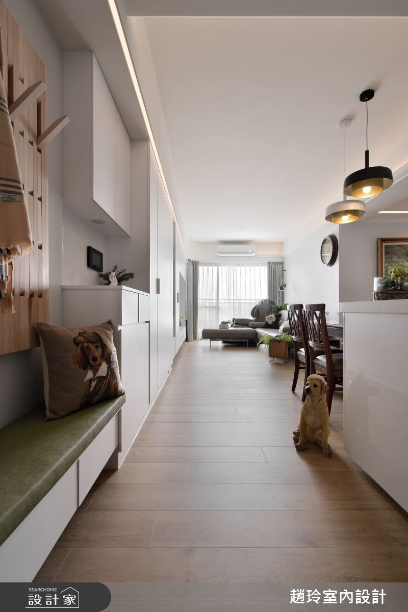 以純白、木質為基調的28 坪簡約風住宅,設計師透過開