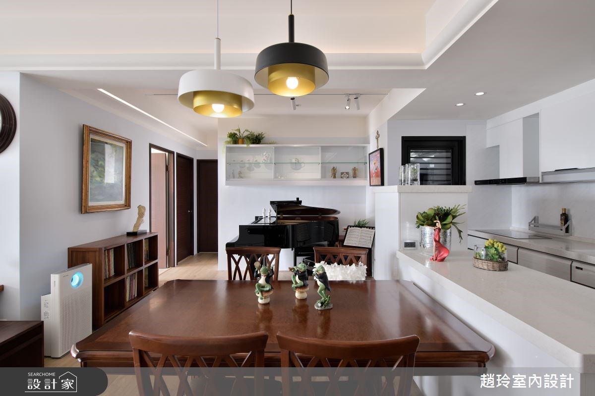 以純白、木質為基調的28 坪簡約風住宅,設計師透過開