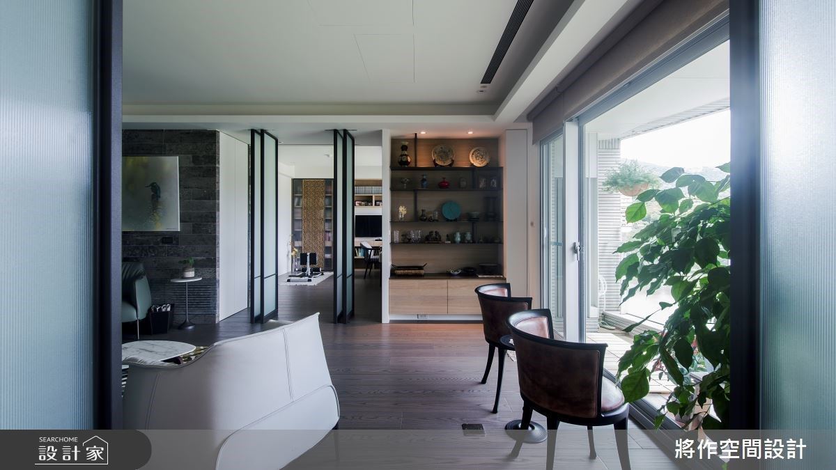 屋主看上從住家望出去的湖水與綠樹，但原本的裝潢顏色