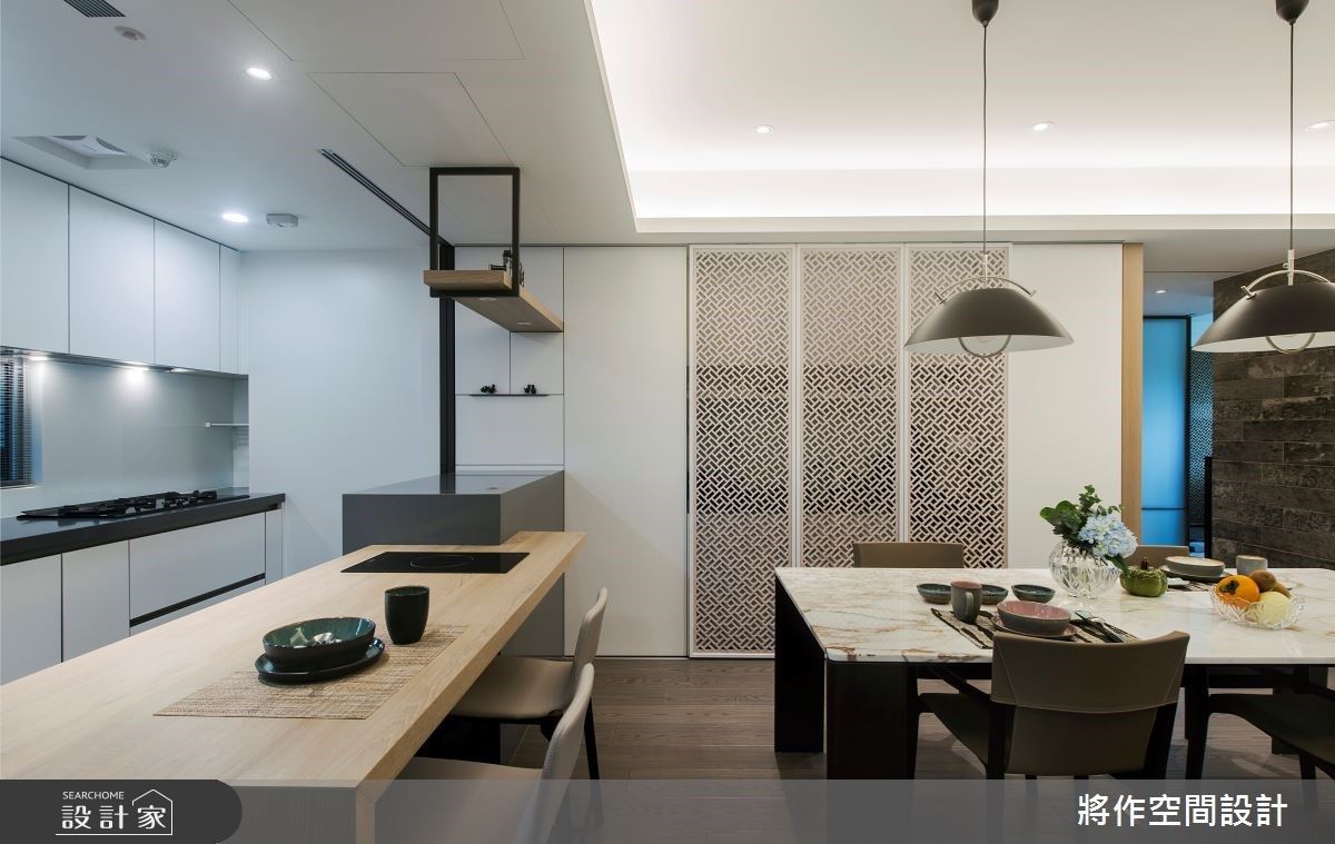 茶水區以簍空造型拉門修飾雜亂，又維持整體的通透質感。