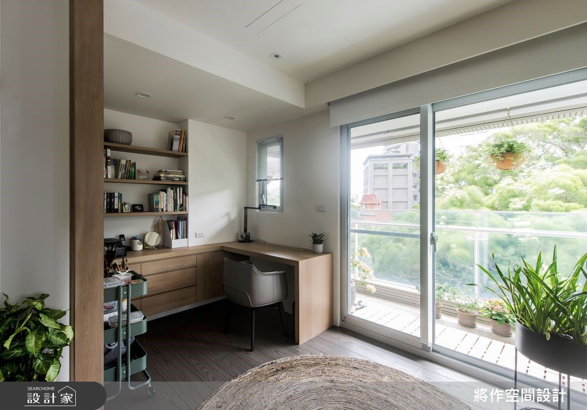 屋主看上從住家望出去的湖水與綠樹，但原本的裝潢顏色