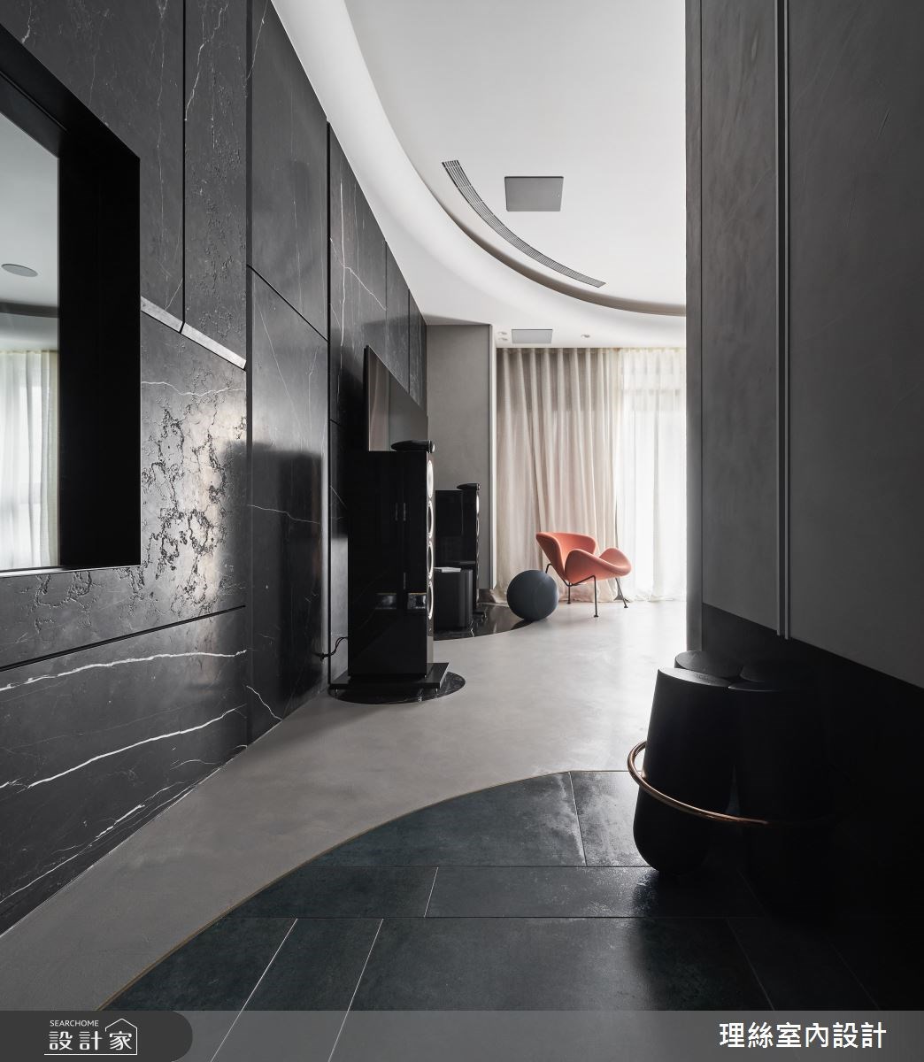 從預售屋時期就委託改造的33坪新居,設計理念來自於夜