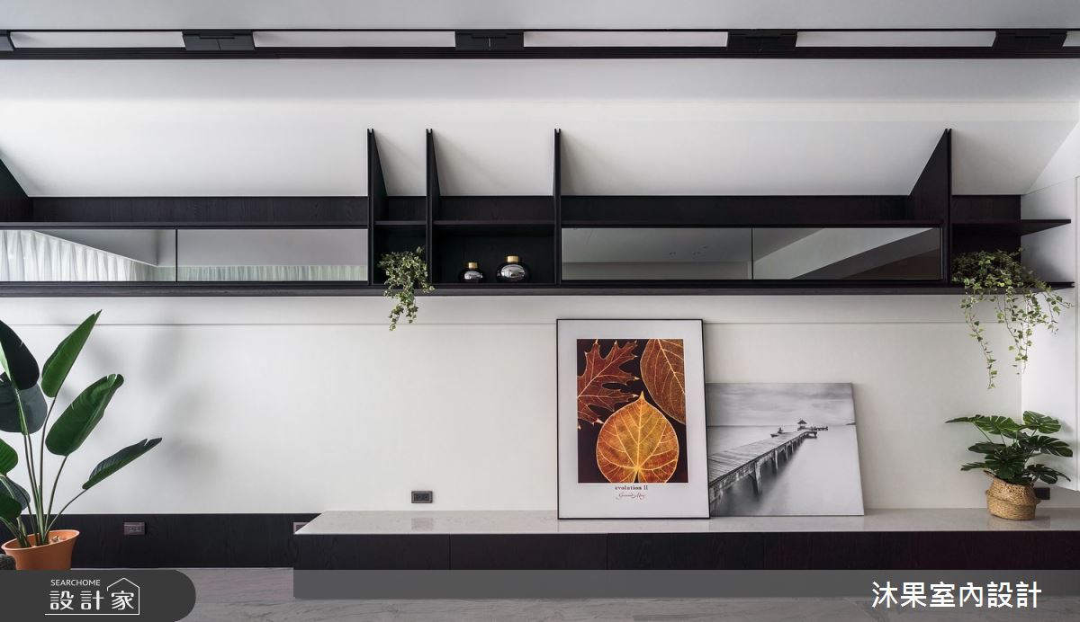 揉以簡約的黑、白、灰色調，鋪設出55坪現代風的空間背