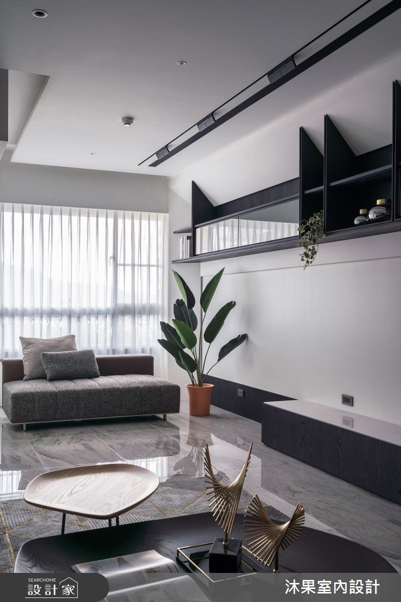 揉以簡約的黑、白、灰色調，鋪設出55坪現代風的空間背
