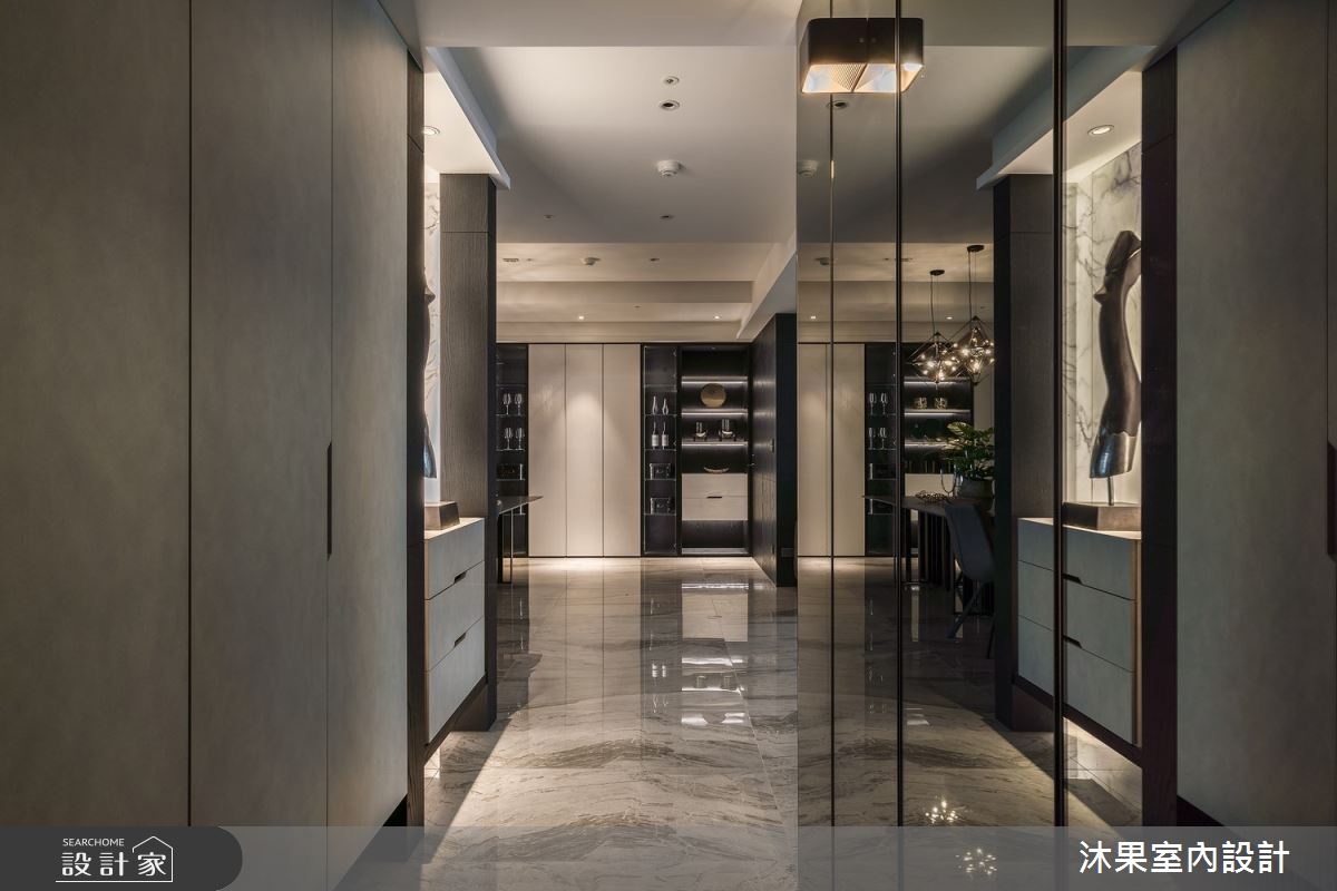 揉以簡約的黑、白、灰色調，鋪設出55坪現代風的空間背