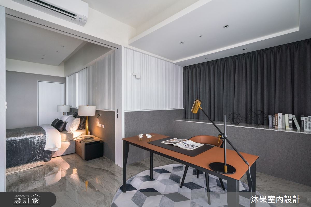 揉以簡約的黑、白、灰色調，鋪設出55坪現代風的空間背