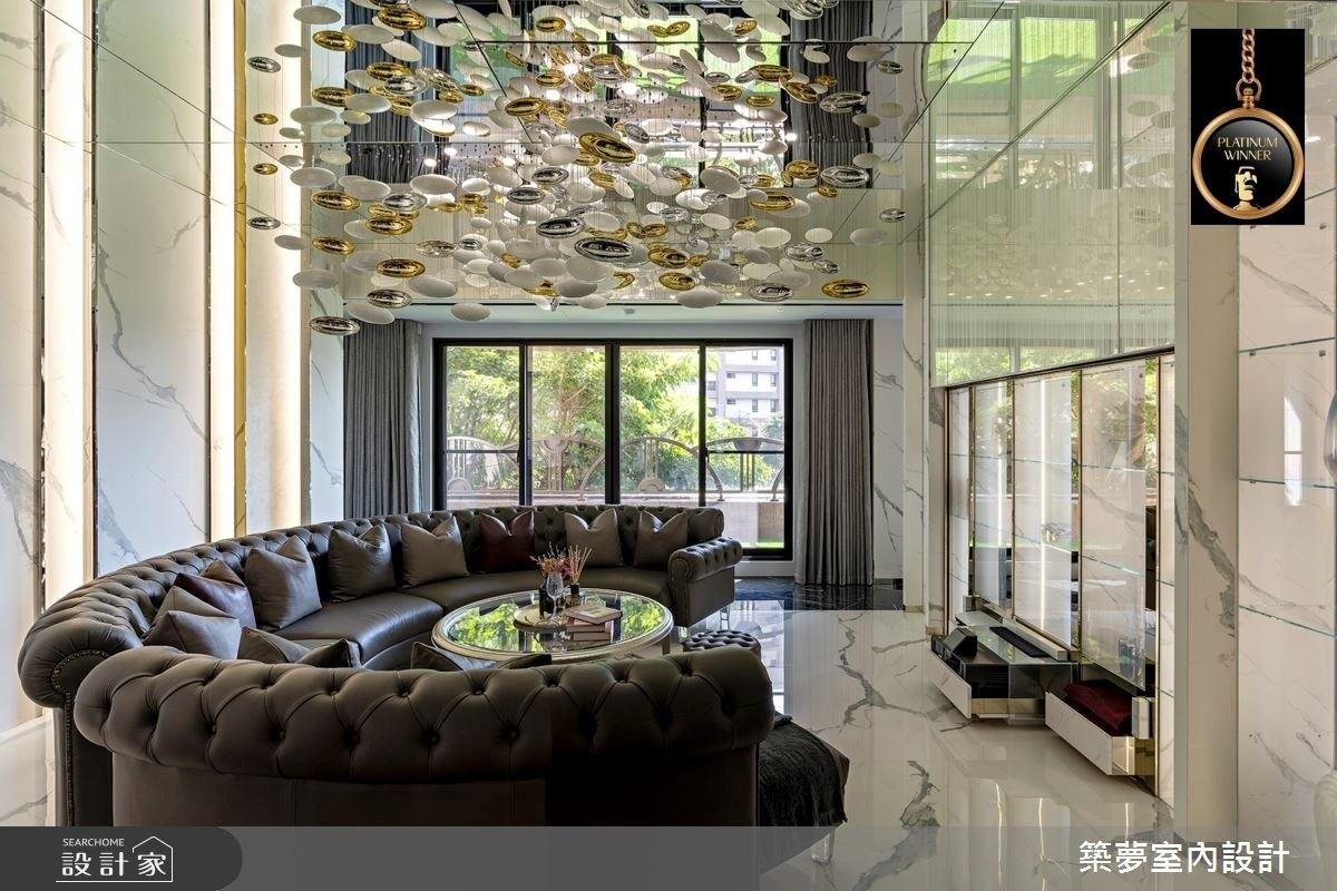 客廳電視牆引入雷射電視技術和智能升降系統,既可以形塑簡潔優雅的生活畫面,亦可滿足頂級奢華的視聽娛樂體驗。