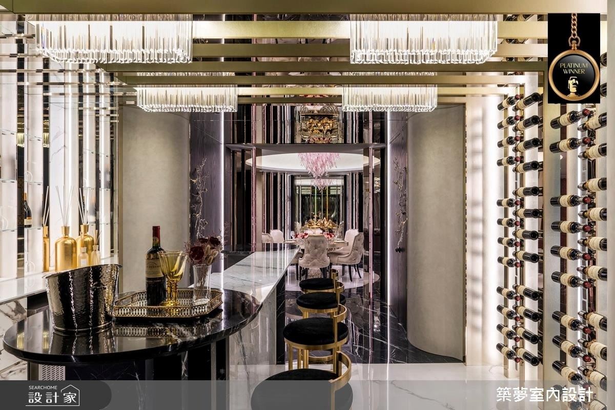 吧檯區以黑、白、金的經典奢華色調,營造出國際級精品飯店的時髦氛圍,鈦金屬線條延伸於壁面及天花板,創造出層層遞進的景深層次,同時也將豐富的藏酒品味,完美轉化為廊道風景。