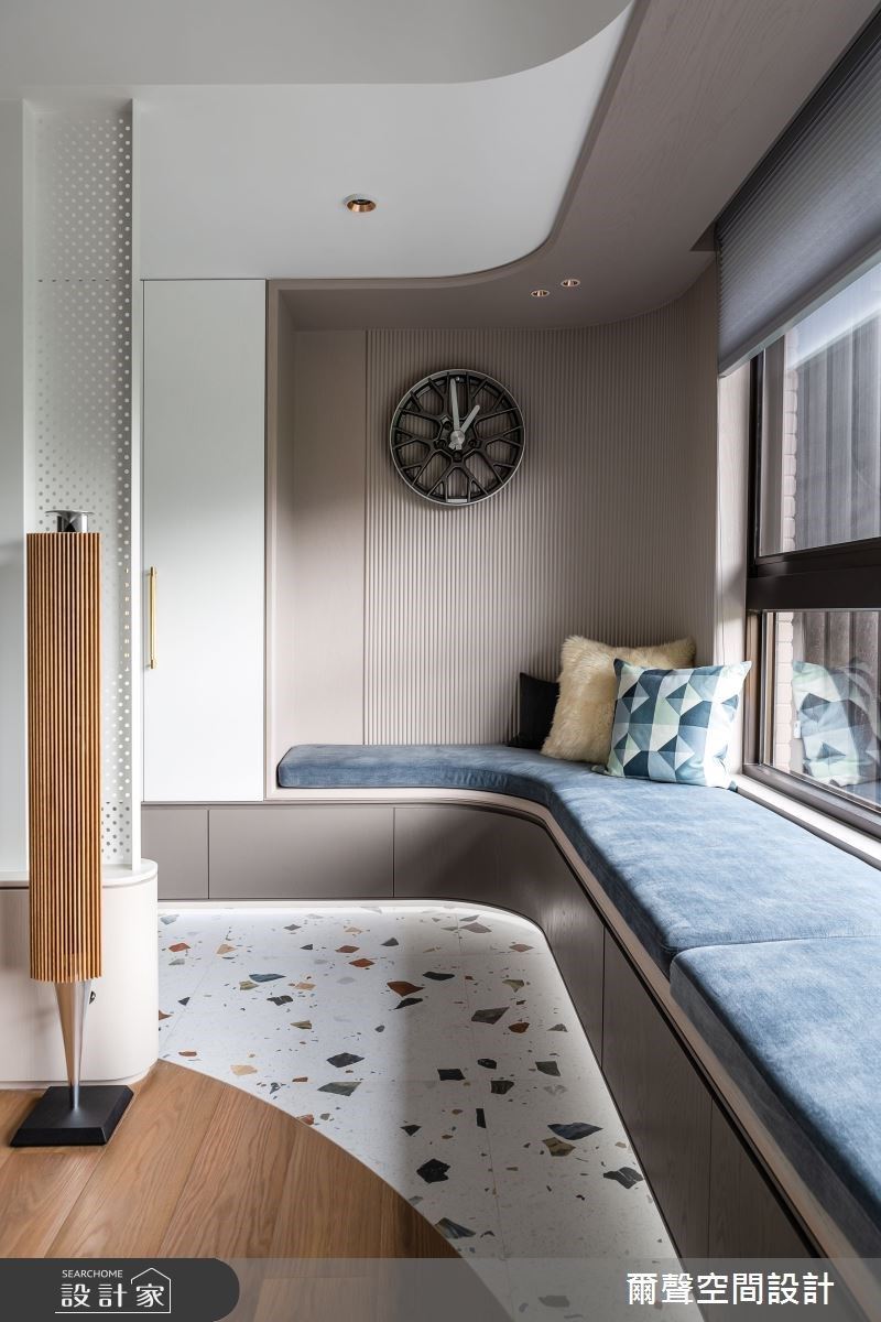 環顧40 坪的混搭風住宅,空間屬於狹長型格局動線,因
