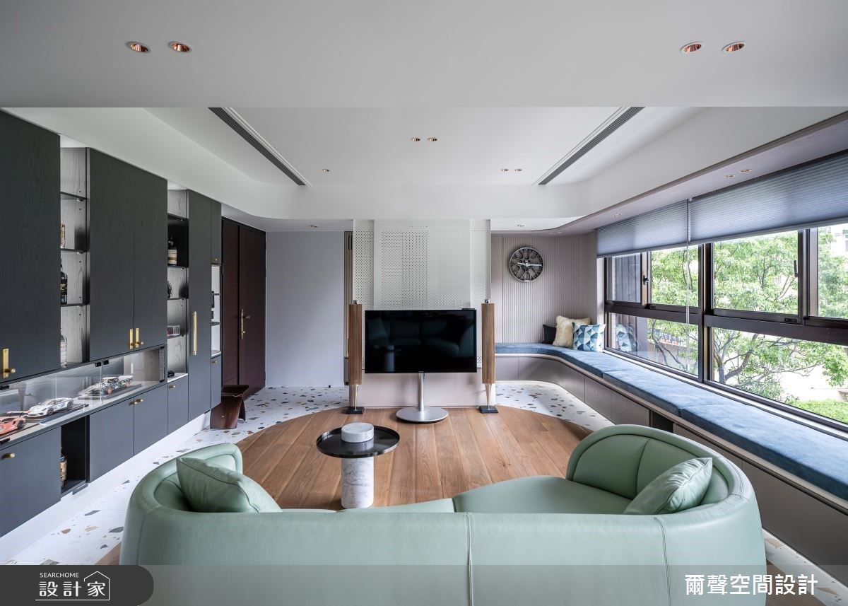 環顧40 坪的混搭風住宅,空間屬於狹長型格局動線,因