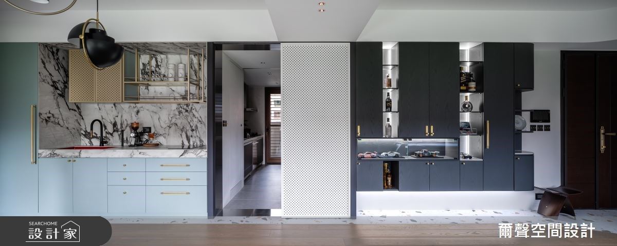 環顧40 坪的混搭風住宅,空間屬於狹長型格局動線,因