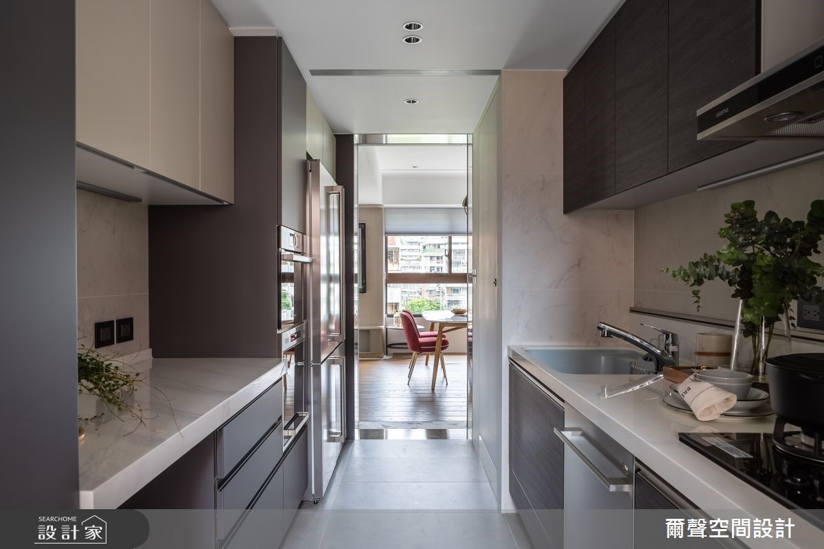 環顧40 坪的混搭風住宅,空間屬於狹長型格局動線,因
