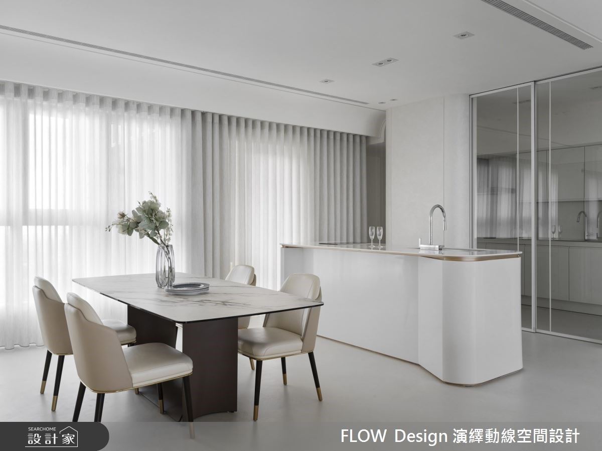 廚房以玻璃拉門區隔，餐廳與廚房之間的中島吧檯使動線更加方便。