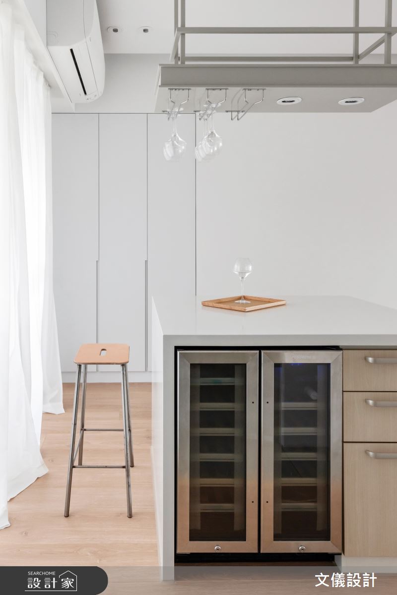 38坪大齡老屋因為過多的裝潢,遮蔽採光,讓整個空間顯