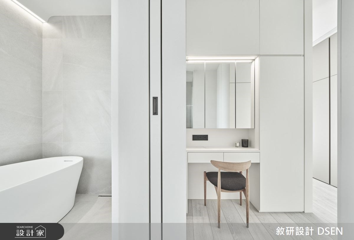 純白色系穿梭於浴室和梳妝台,使視覺上變得更加輕盈和舒適,並利用隱藏式設計,完美隱形門片的存在感。>>看更多案例圖片