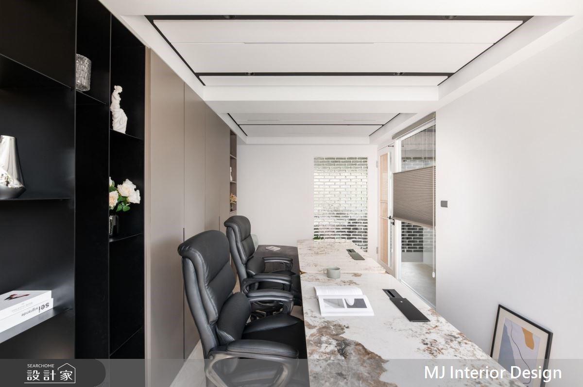 總監辦公室門片也做了長虹玻璃與藤編結合的造型門片，提升整體通透感的同時卻也不失隱私性。