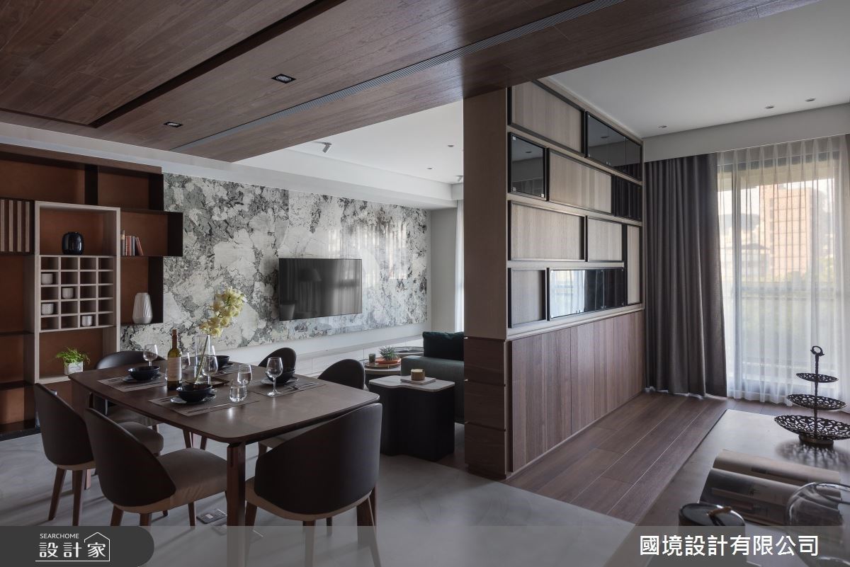 客廳電視牆利用鋸齒狀展示櫃,點綴立面造型。