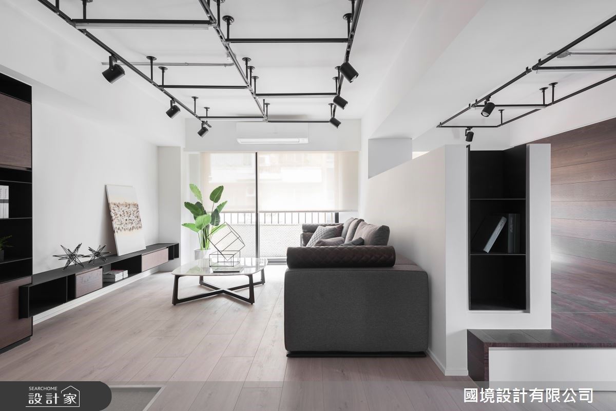 書房臥榻空間鋪陳整室胡桃木色,打開門便能直接看見深色臥榻區,為視覺做一個延伸效果。