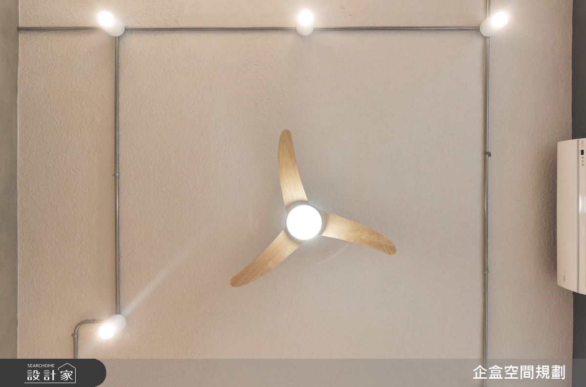 充滿回憶的磁磚漆面天花。