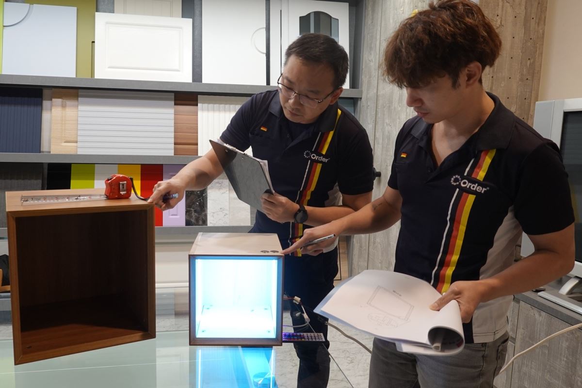 歐德傢俱研發人員不斷測試、改良,打造新品「斜邊櫃」,獲瑞士發明銀牌獎及中華民國專利證明肯定。