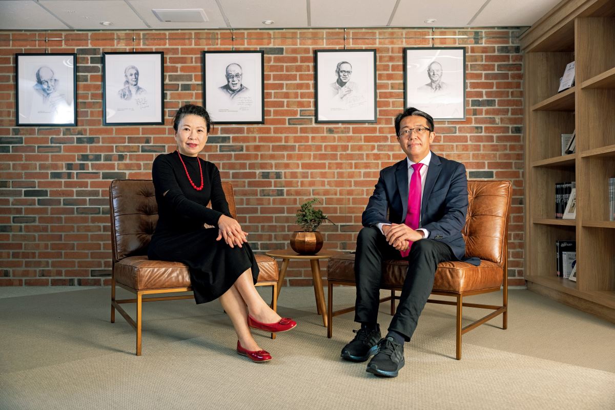 大峽谷智慧照明創辦人暨執行長林紀良與漂亮家居雜誌總編輯張麗寶分享如何運用智慧節律照明,建立健康的光環境。