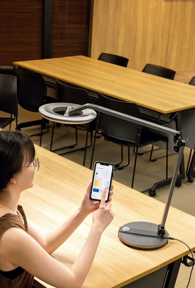 Logic LED 智慧檯燈的智慧節律光設計能讓使用者隨時進入最佳的工作、閱讀狀態,還能透過 APP 調節偏好的色溫與照度,達到健康智慧控光的目的。