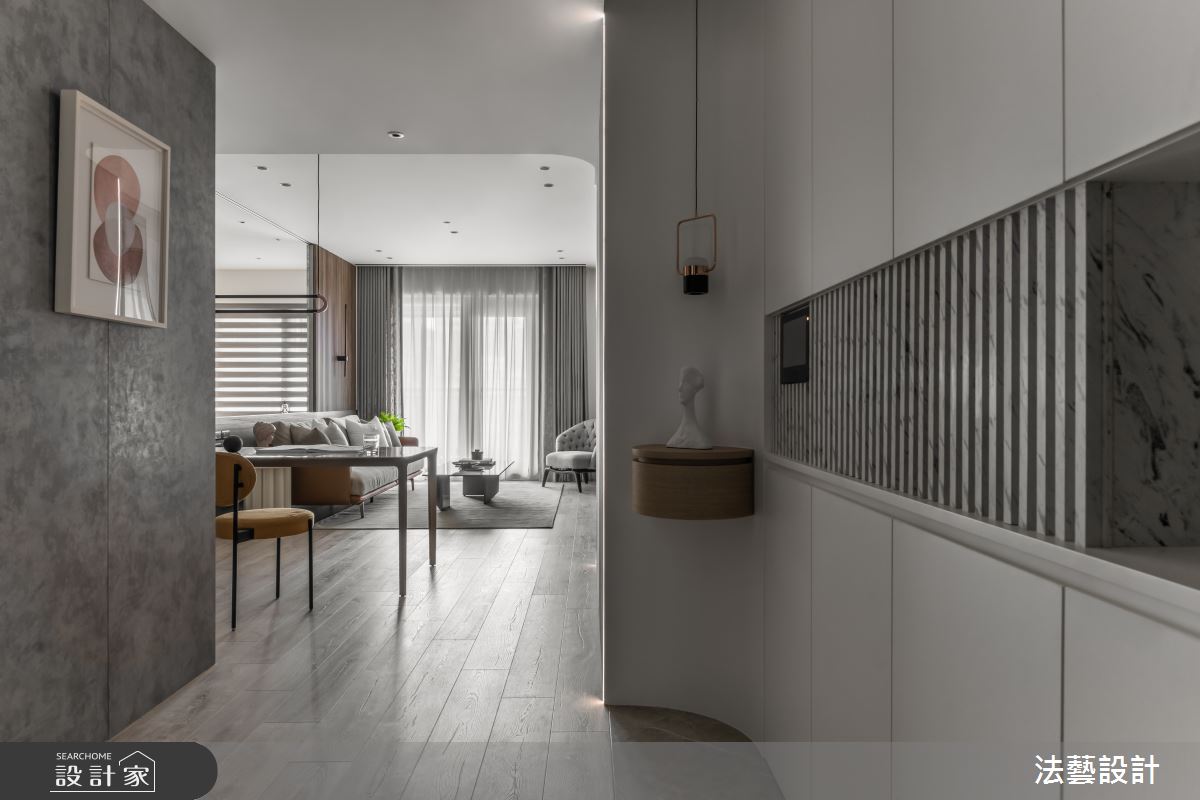 玄關弧面加入圓形小平台，讓屋主擺放展示品、花藝，形成一個小端景。