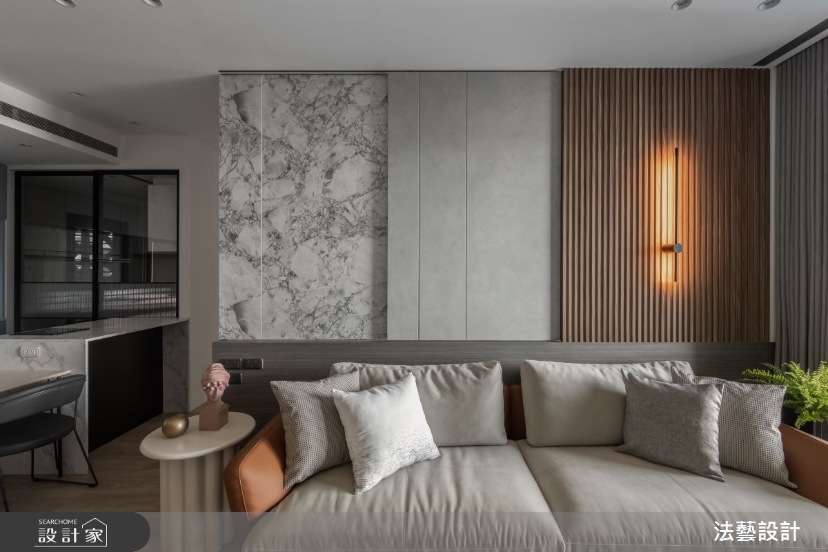 書房門片挑選不同的顏色與材質，當書房完全關起時，客廳也能擁有豐富、強烈的視覺表現。