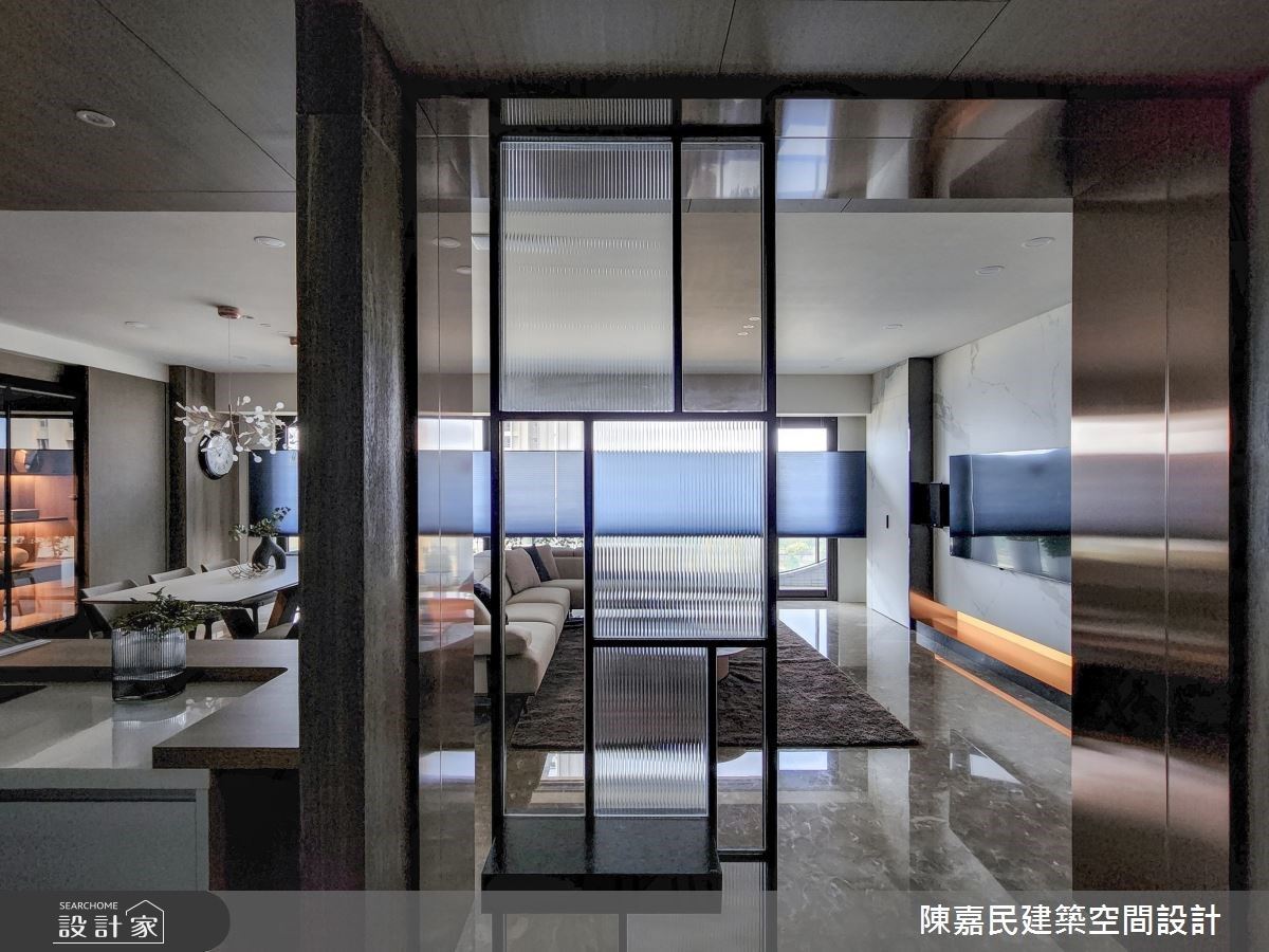 玄關以鍍鈦框屏風化解風水,同時打造視覺焦點。