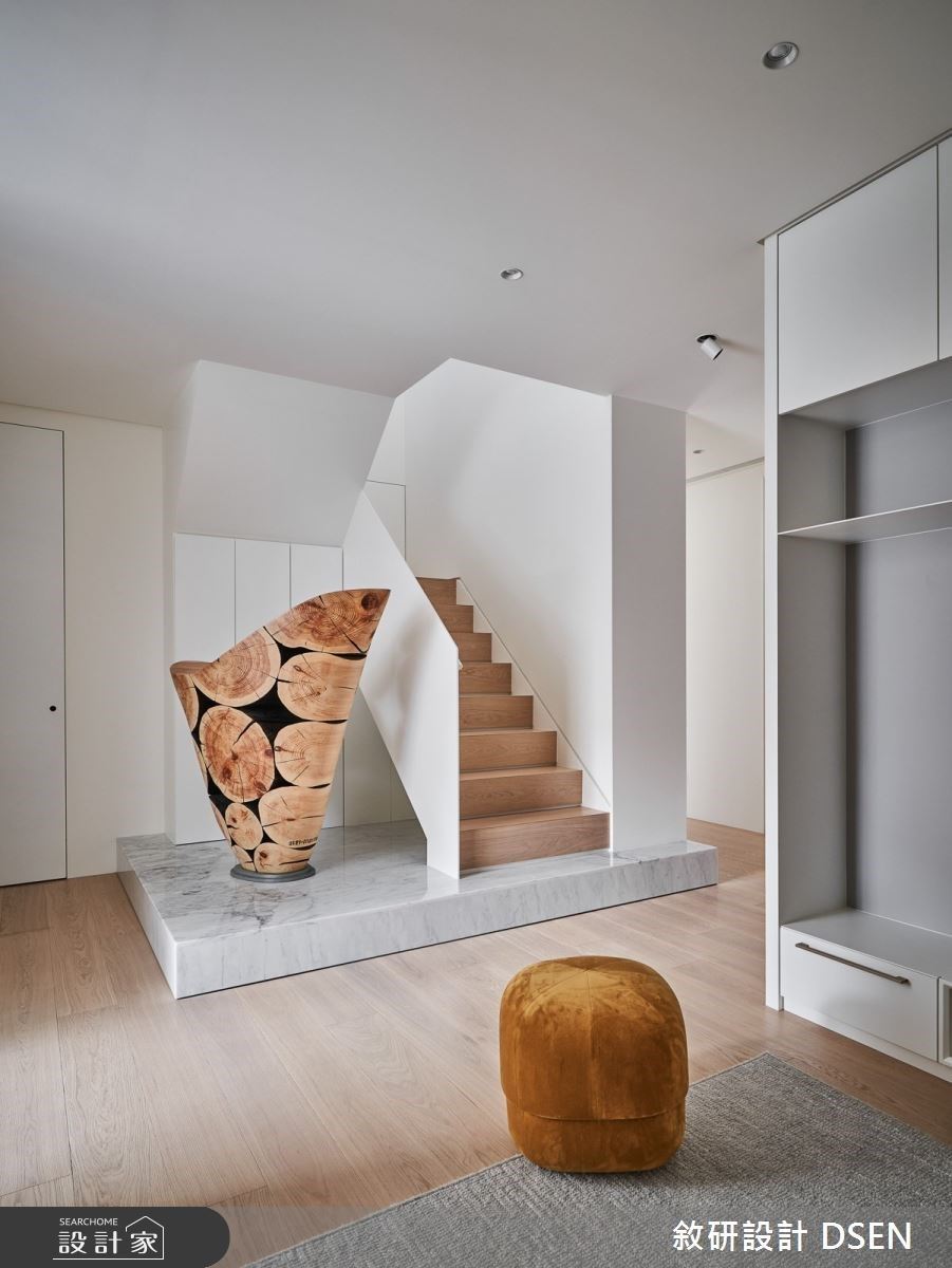 樓梯底部使用與立面相同的石材作為台座,增加空間穩定性的同時也烘托藝術品。