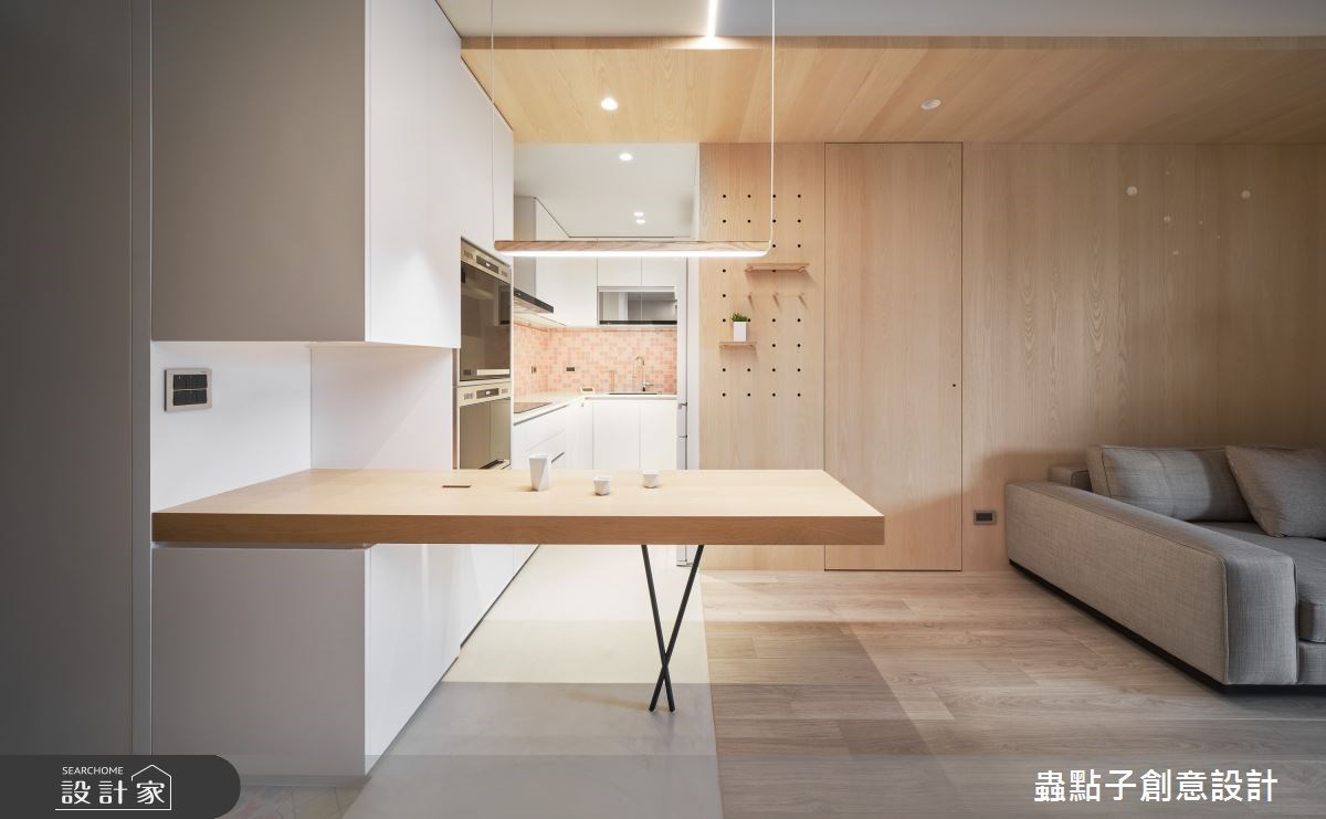 15坪住宅將廚房與電器櫃整合，從玄關櫃延伸出餐桌板