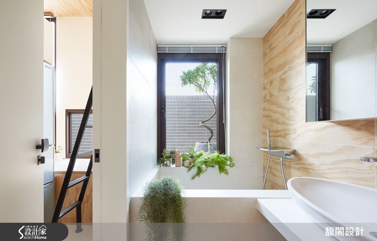 即使10坪小宅不大也可將淋浴間和浴缸整合