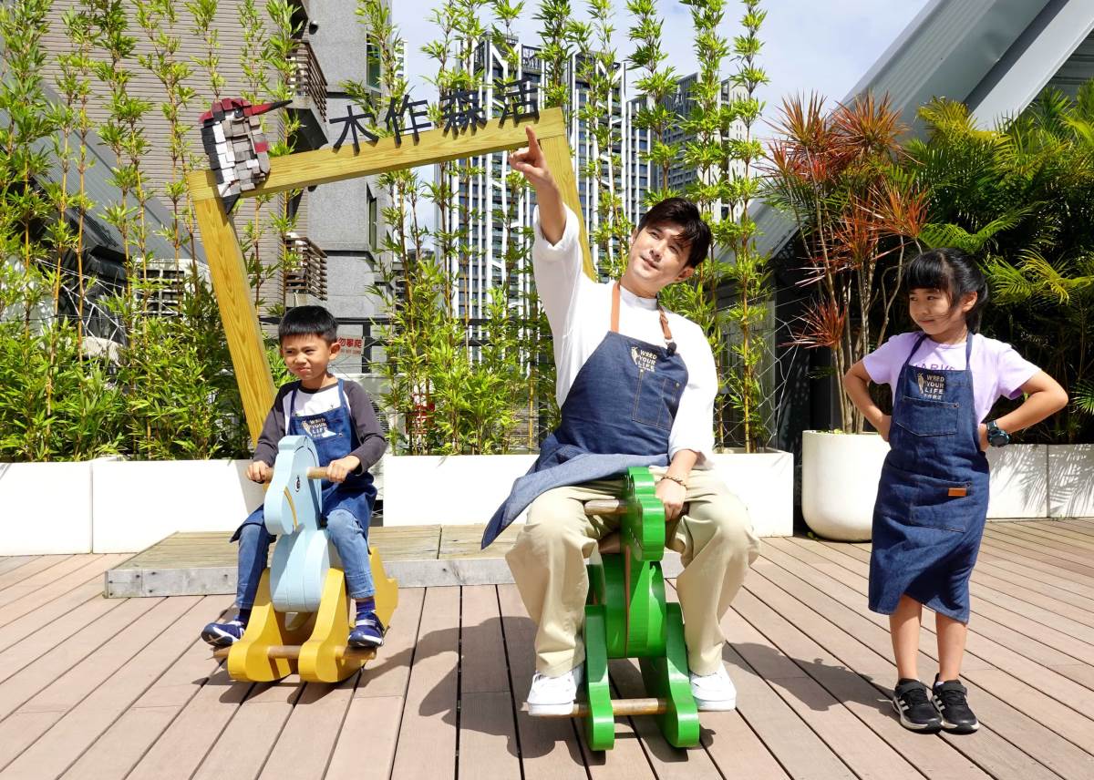 變身「幼稚鬼」的顏永烈，體驗「森活城堡遊戲區」遊具時，跟小朋友上演搶玩具大戰，還重現經典古裝劇還珠格格「木馬」奔騰，逗得小孩們好氣又好笑。