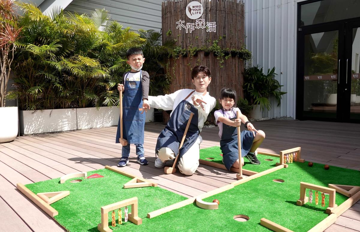 顏永烈哄小孩研發獨特密技，把迷你高爾夫遊戲變成趴在地上的撞球大賽，把他們唬的一愣一愣！