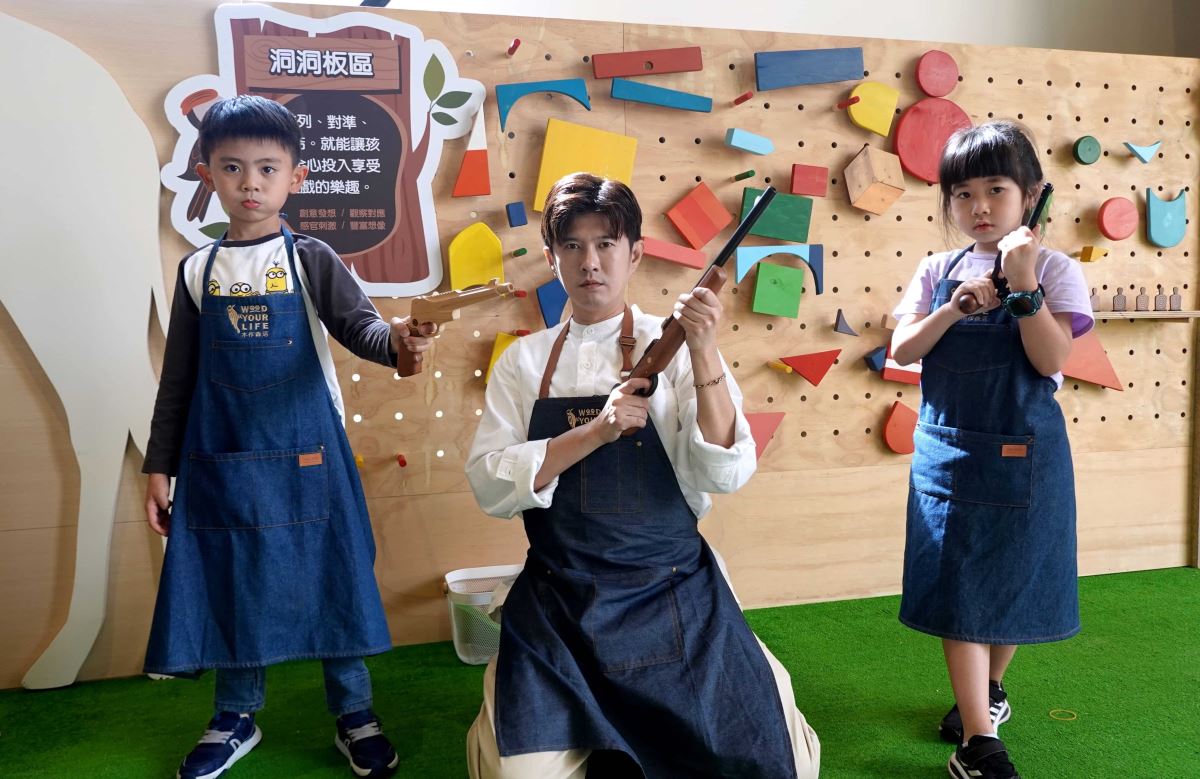 在「森活城堡遊戲區」體驗木製遊具時，童心未泯的顏永烈玩的超開心，直說下次要帶全家一起來。