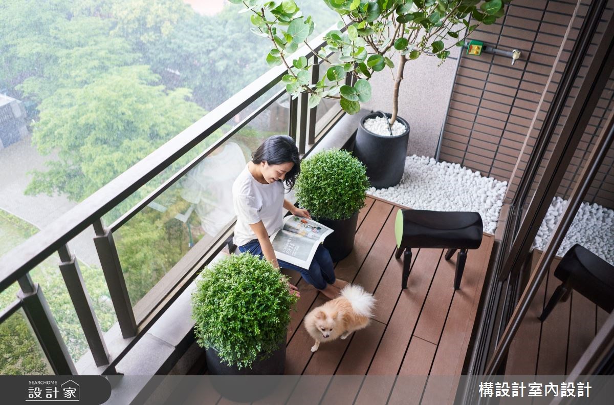 陽台木地板在鋪設時,板材間要預留伸縮縫