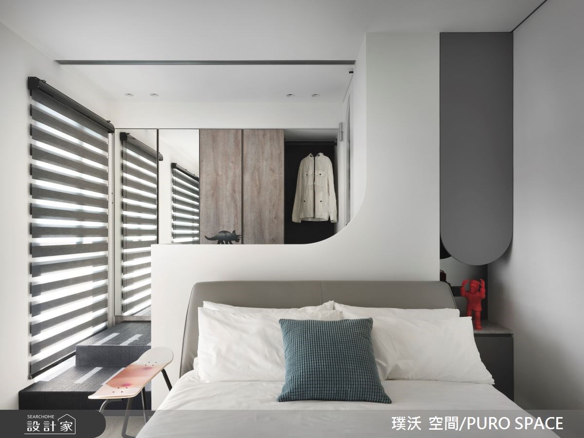 主臥的白色圓弧半高牆界定睡眠與衣櫥區,一樣能享受獨立更衣間的儀式感。